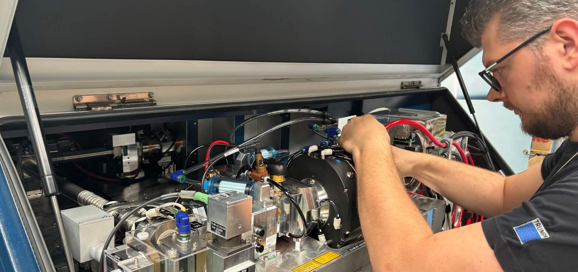 Robin Veneberg repariert TRUMPF Maschine