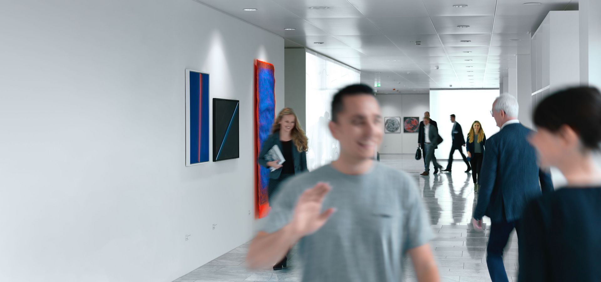 People at TRUMPF giving each other greetings on the run