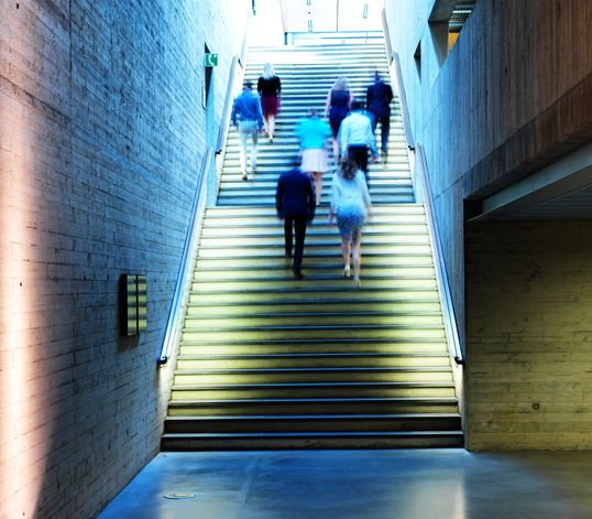 Les employés de TRUMPF montent les escaliers