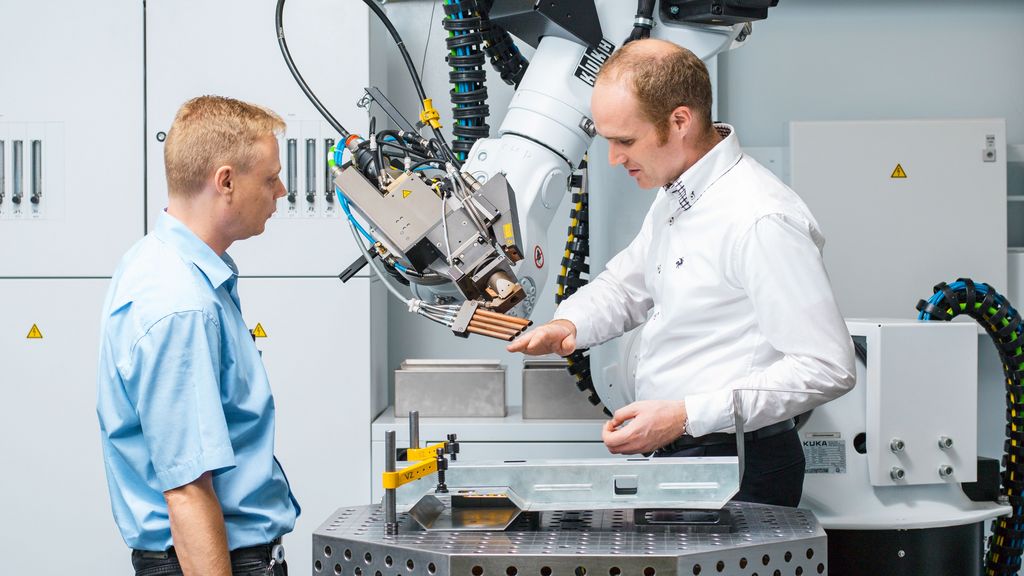TRUMPF employees talking about a machine