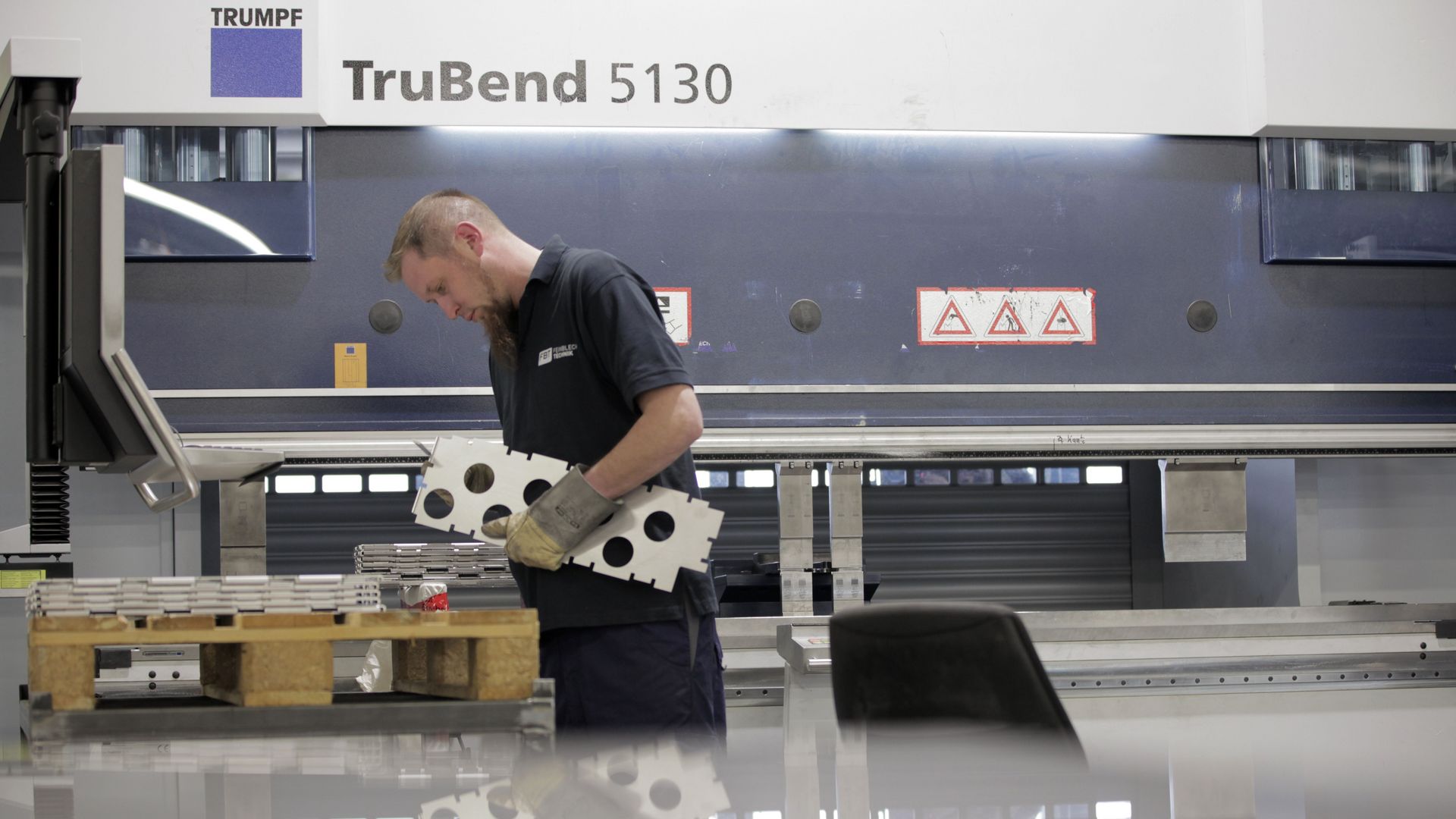 Mitarbeiter sortiert Teile