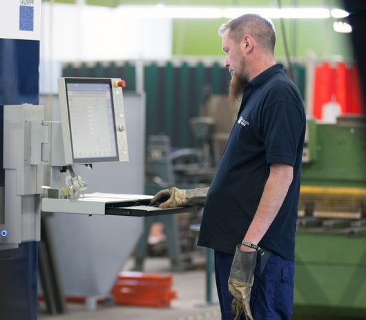 Maschinenbediener an Maschine