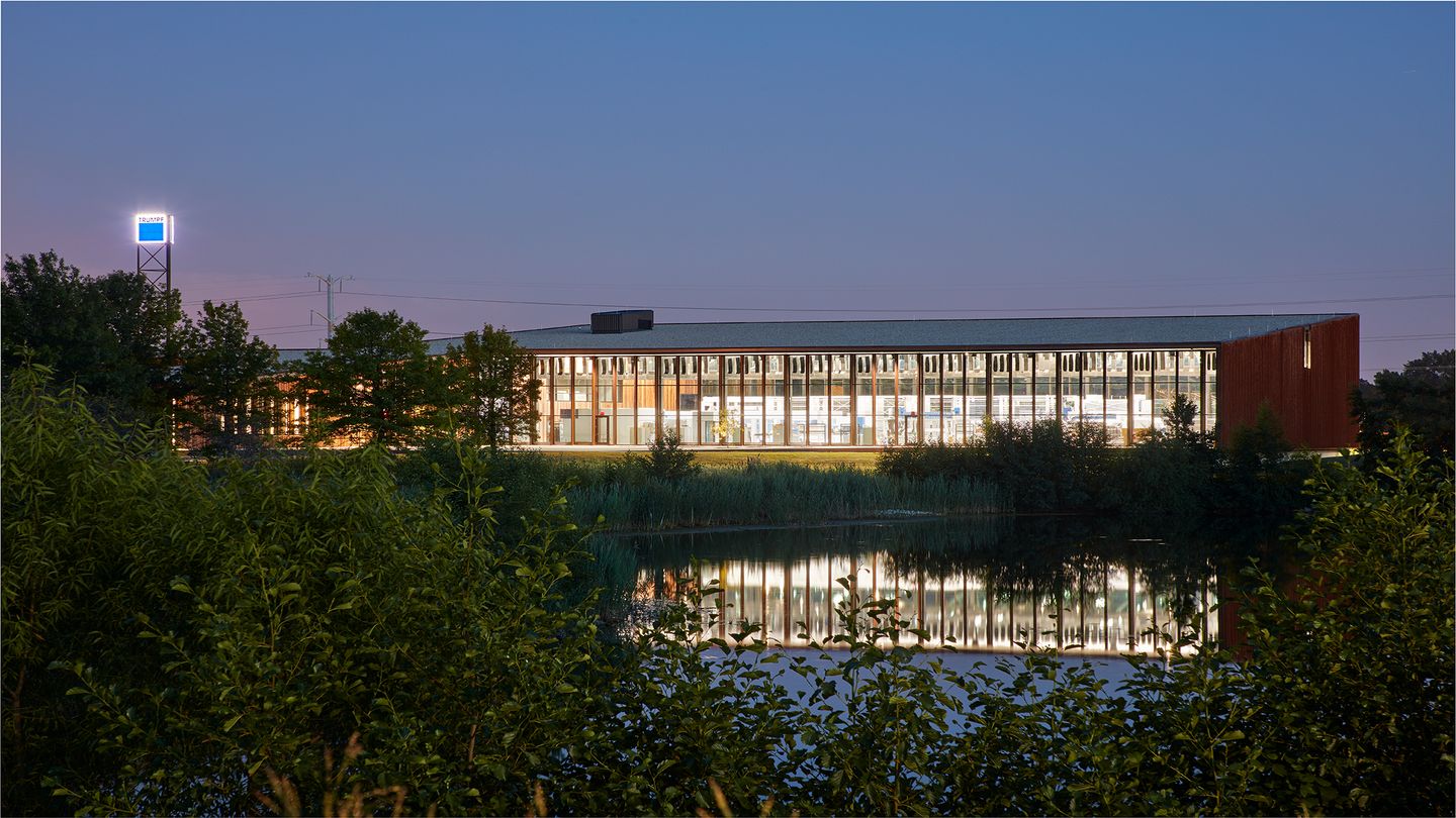 Smart Factory em Chicago à noite