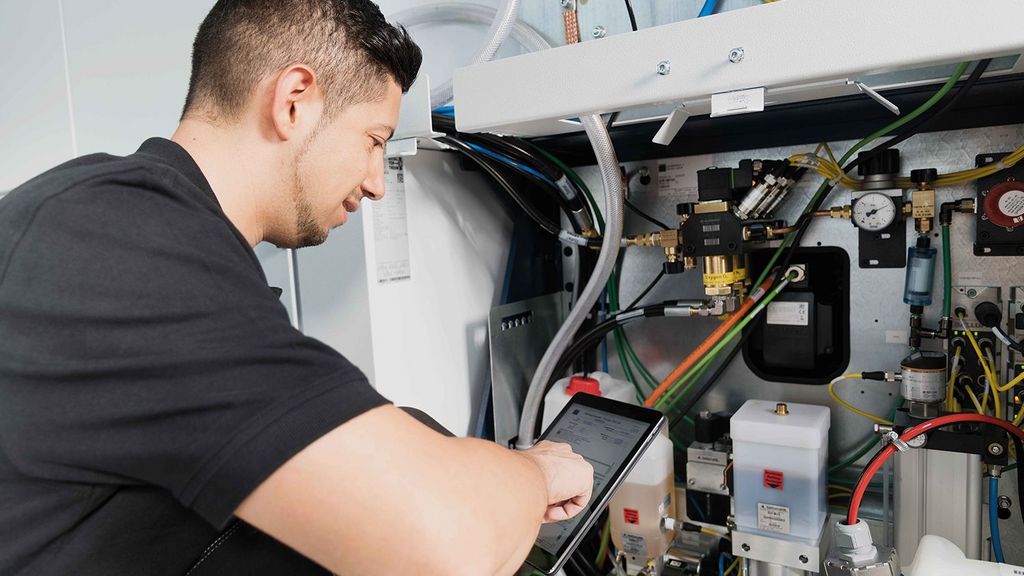 Condition Monitoring, service engineer repairs the machine