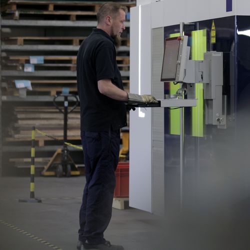 Mitarbeiter an Maschine