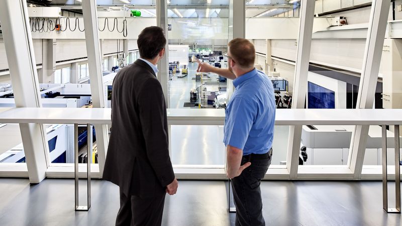 TRUMPF employee explains industry 4.0 to a customer at the show room in Ditzingen