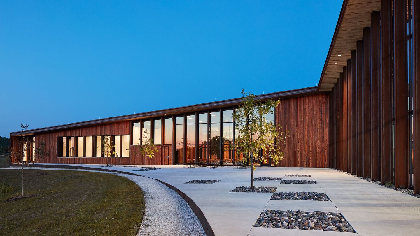 Árvores na frente da Smart Factory em Chicago